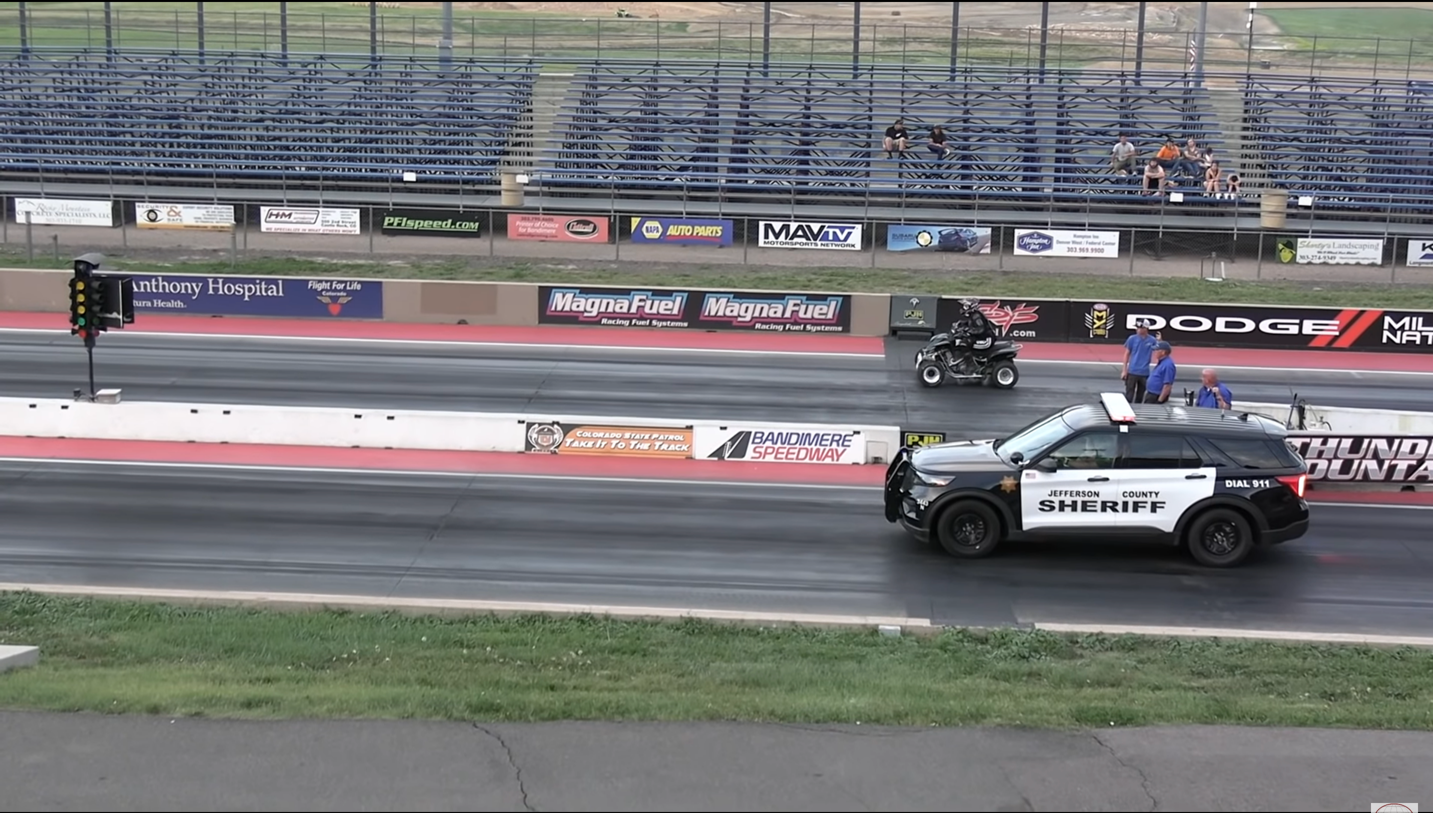 Квадроцикл проти Mitsubishi Lancer Evolution і поліцейського Ford Explorer: епічна гонка