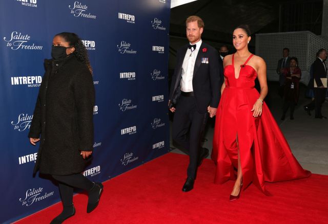 Меган Маркл у червоній сукні з глибоким декольте змусила обговорювати свою вагу - фото 484182