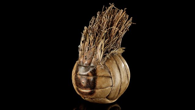 Волейбольний м'яч з фільму 'Вигнанець' пустили з молотка за шалену суму - фото 484196