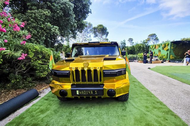 Золотий Dartz Prombron з фільму 'Диктатор' виставили на продаж - фото 484211