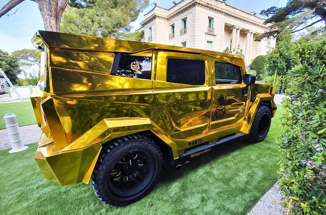 Золотий Dartz Prombron з фільму 'Диктатор' виставили на продаж - фото 484212