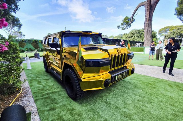 Золотий Dartz Prombron з фільму 'Диктатор' виставили на продаж - фото 484213