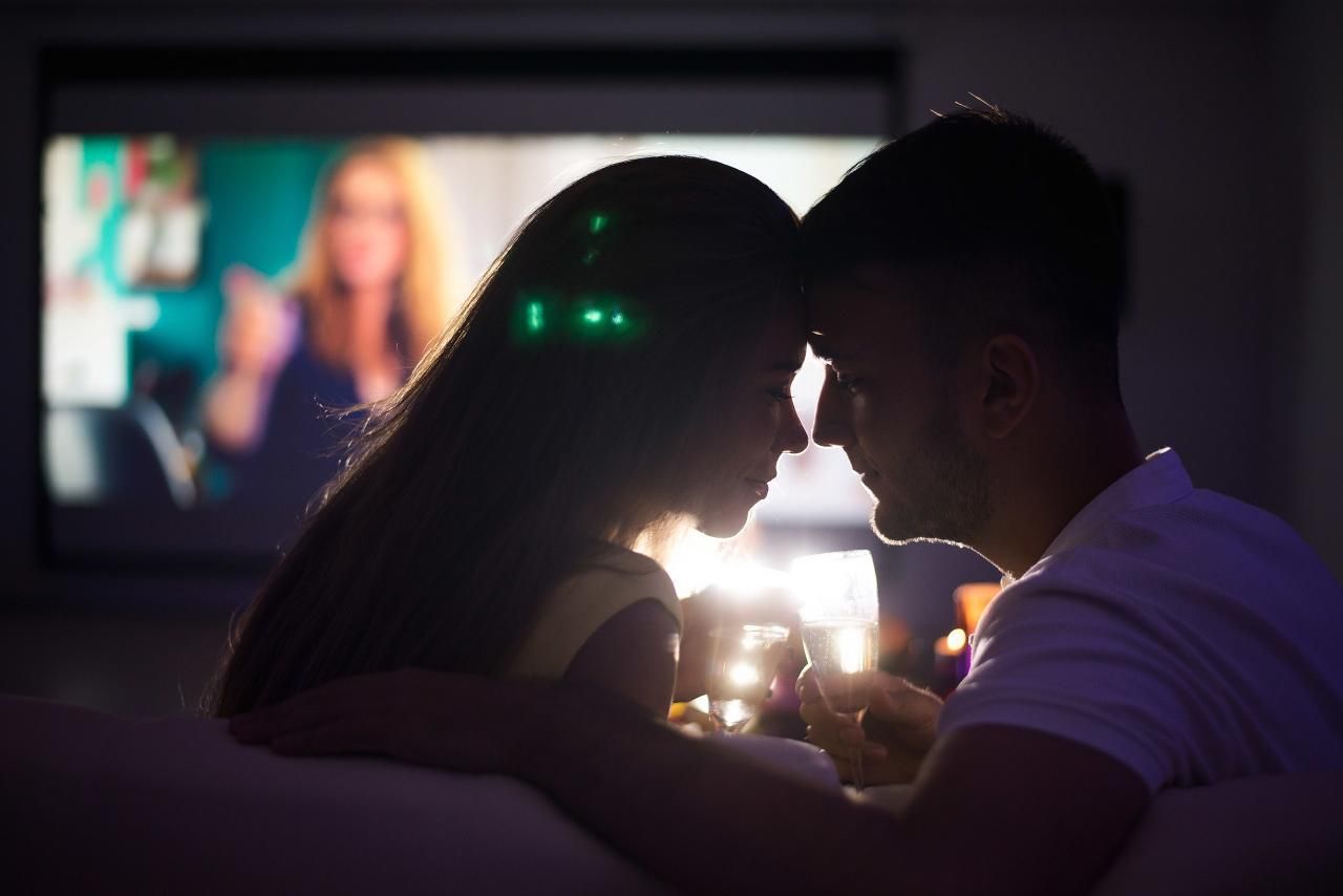 Секс на останньому ряду: працівниця кінотеатру розповіла, як стежать за глядачами у залі