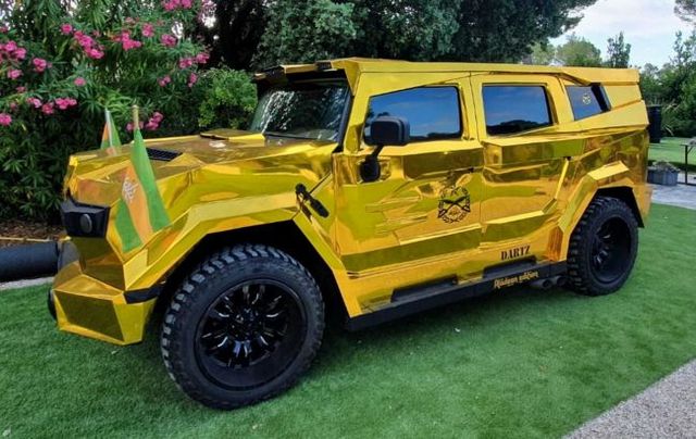 Золотий Hummer H2 з фільму Диктатор виставили на продаж - фото 484585
