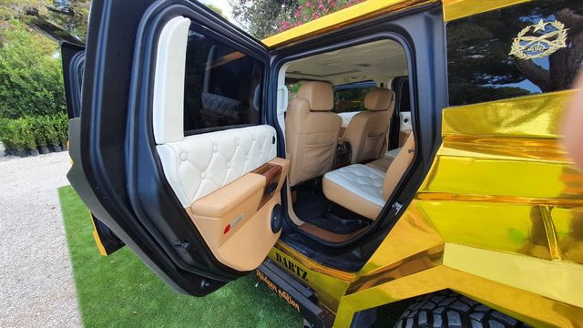 Золотий Hummer H2 з фільму Диктатор виставили на продаж - фото 484586