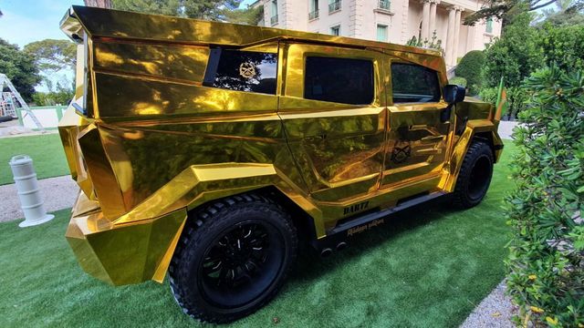 Золотий Hummer H2 з фільму Диктатор виставили на продаж - фото 484587