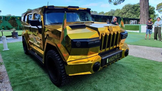 Золотий Hummer H2 з фільму Диктатор виставили на продаж - фото 484588