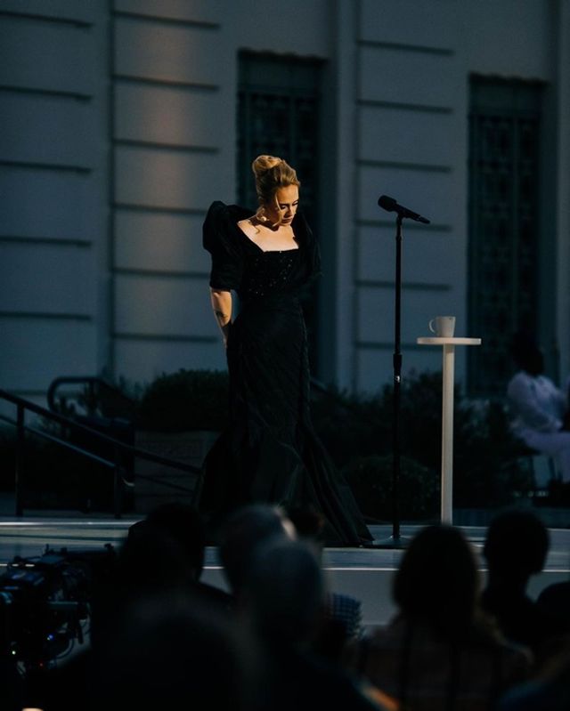 Адель вперше за п'ять років дала концерт і похвалилася фігурою в елегантній сукні - фото 484702