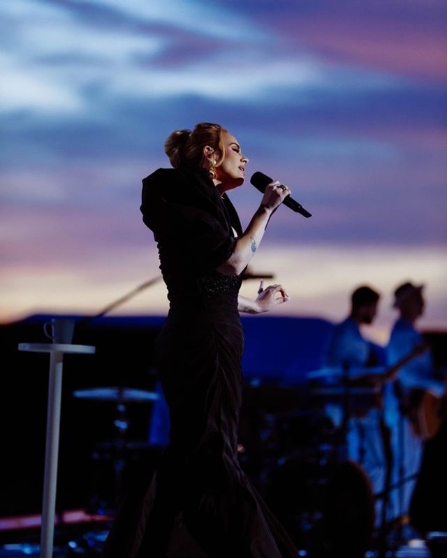 Адель вперше за п'ять років дала концерт і похвалилася фігурою в елегантній сукні - фото 484703