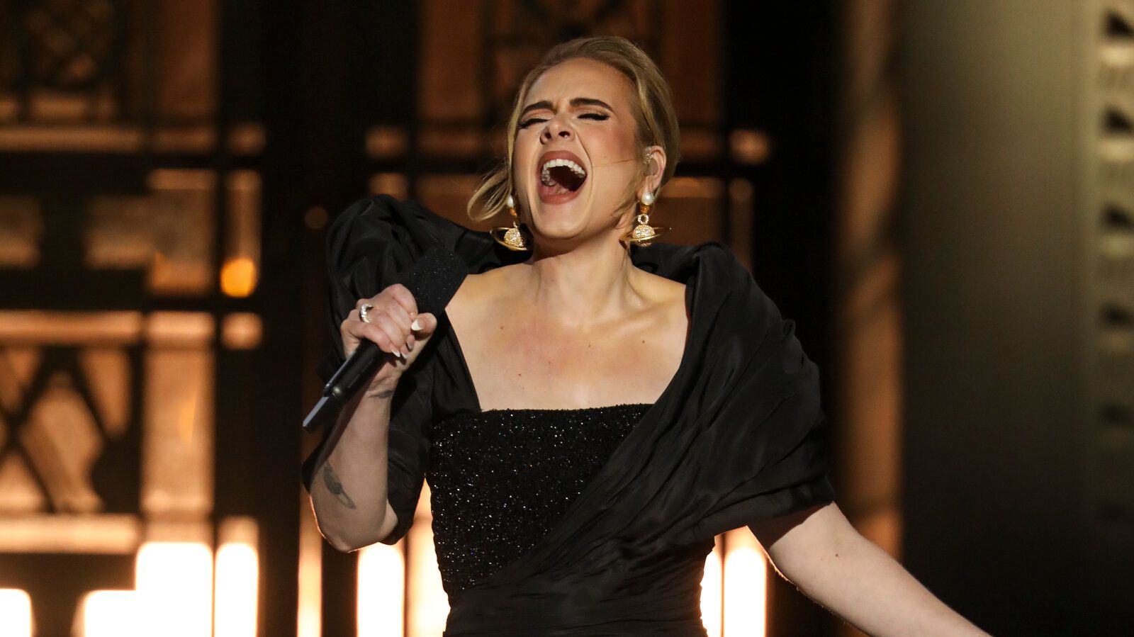 Адель вперше за п'ять років дала концерт і похвалилася фігурою в елегантній сукні