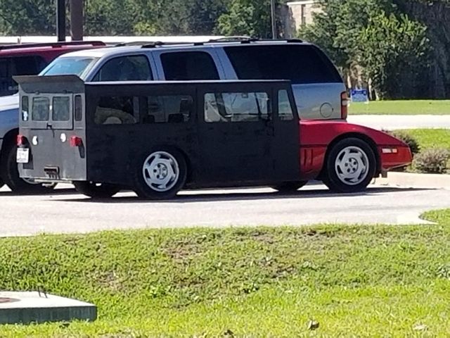 Подивіться на дуже дивний гібрид Chevrolet Corvette та армійського Hummer: епічне фото - фото 484761
