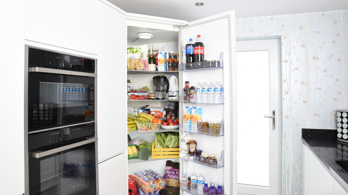 Надто ідеальний холодильник виклика чимало питань - фото 1