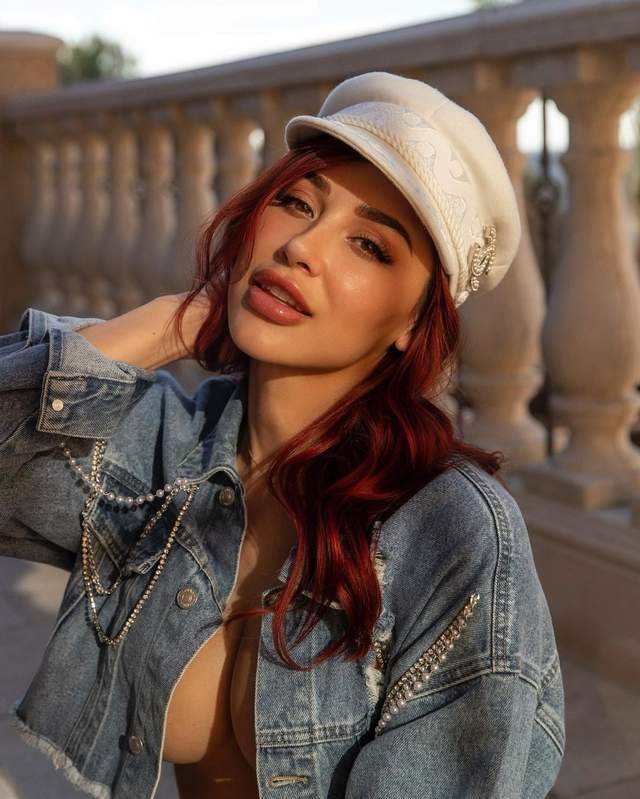Зваблива тренерка Ана Чері роздяглась посеред вулиці: фото 18+ 3 Тренерка Ана Чері роздяглась посеред вулиці: фото 18+ - фото 484964