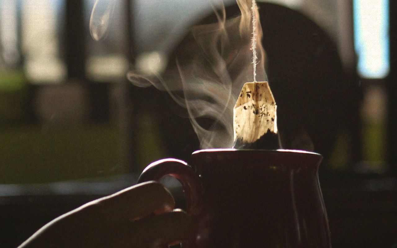 Чому не варто викидати використані чайні пакетики: 5 лайфхаків