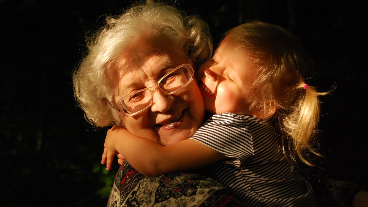 Бабусі люблять внуків більше за дітей, і ось чому - фото 1