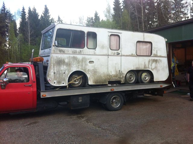 Унікальний автобудинок на базі Citroen DS19 простояв 45 років у вигляді дачного будиночка - фото 485171