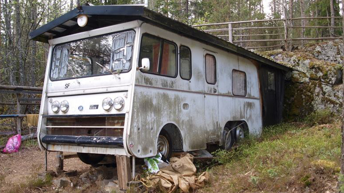 Унікальний автобудинок на базі Citroen DS19 простояв 45 років у вигляді дачного будиночка