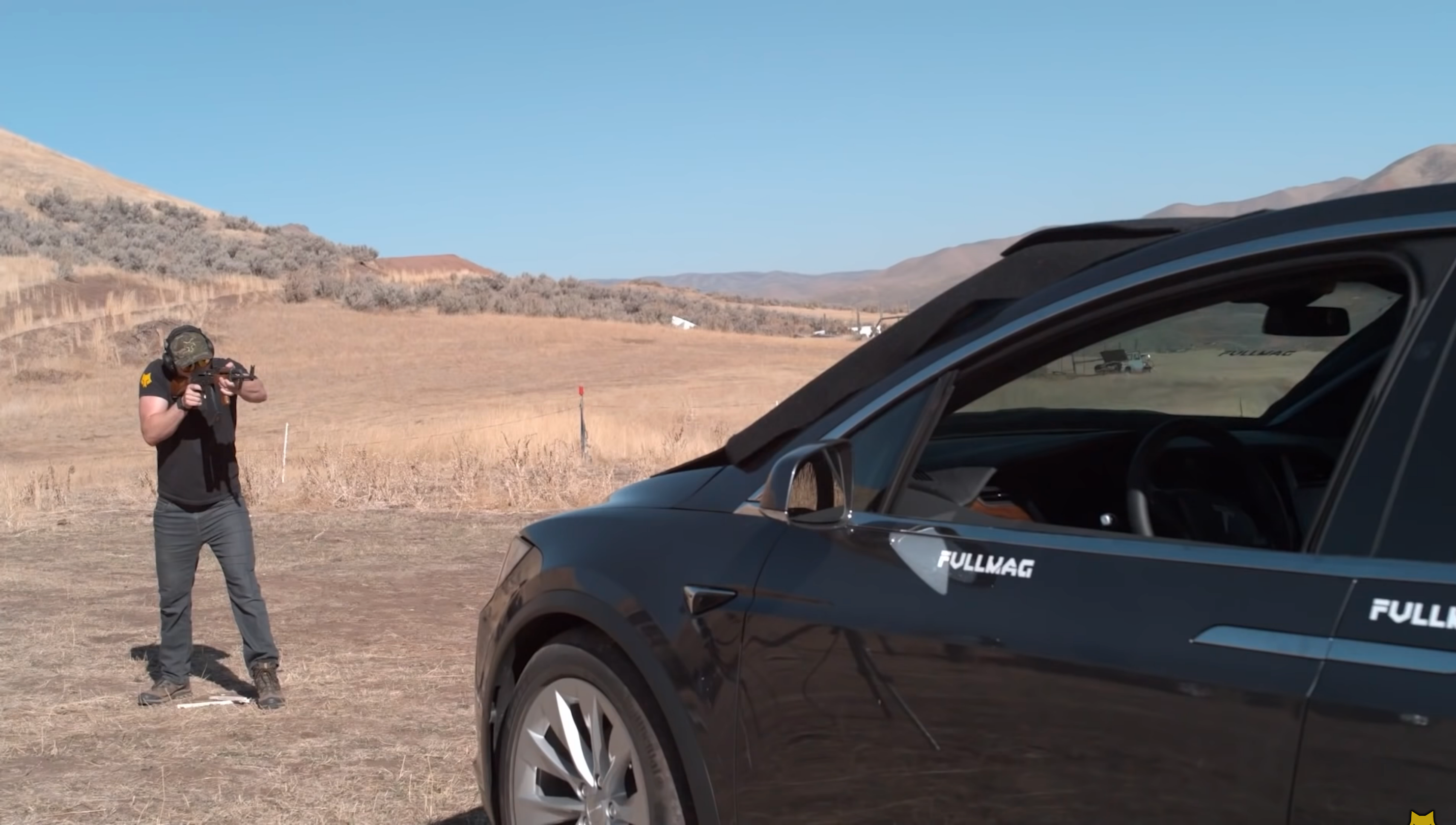 Ентузіасти протестували броньований Tesla Model X: чи страшні йому автомати