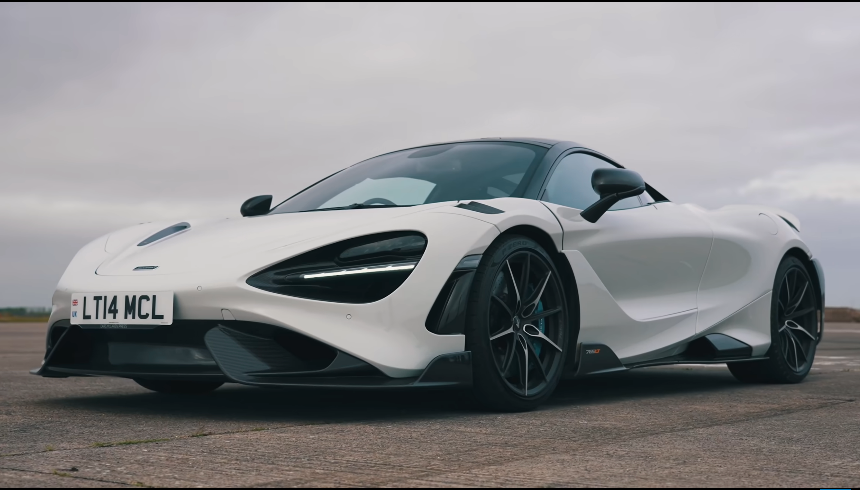 Ferrari F8 і McLaren 765LT та Porsche 911 GT2 RS зійшлися у дрег-гонці: відео