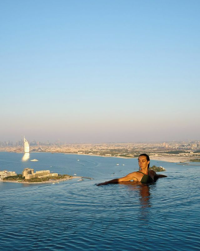 У Дубаї відкрився найвищий у світі басейн - фото 485412