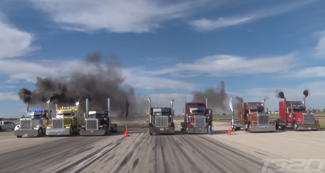 Дивіться, як 14 багатотонних тягачів змагаються у дрег-гонці: видовищне відео