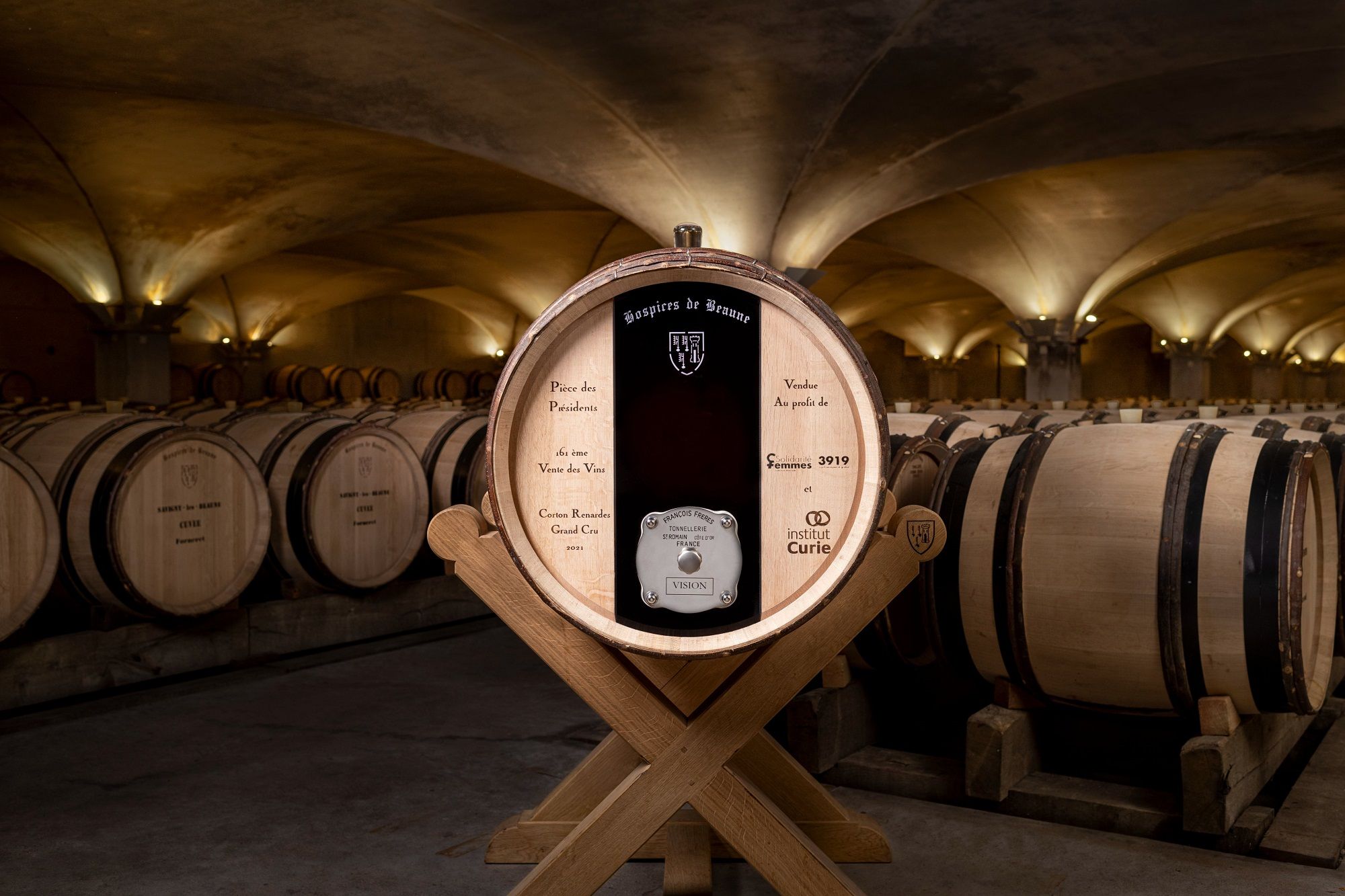 Бочку вина пустили з молотка - фото 1