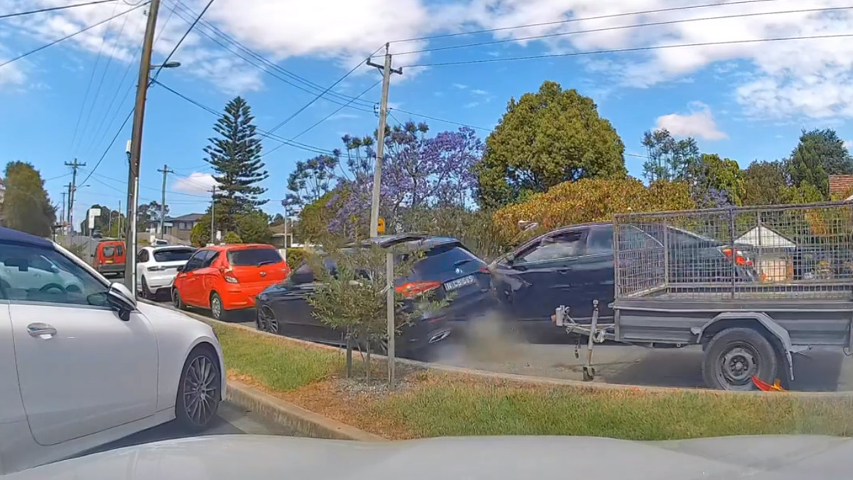 Горе-водій без прав розтрощив одразу 4 автомобілі: відео моменту аварії - фото 1