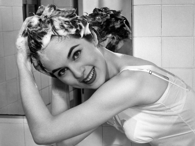 Скільки разів на тиждень варто мити голову- фото 485594