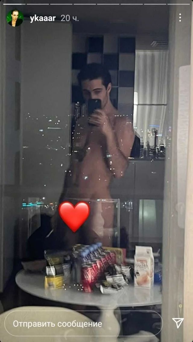 Даміано Давид з Måneskin оголився для селфі, прикрившись смайликом-сердечком - фото 485675