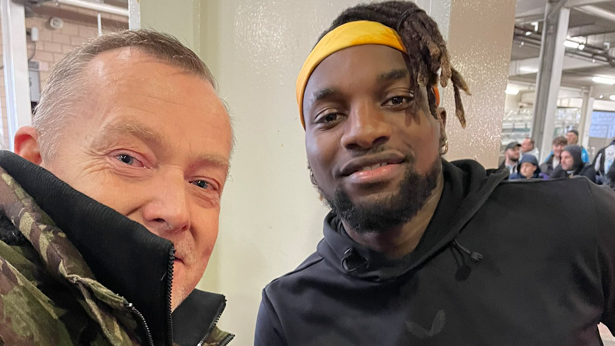 Французький футболіст зробив шалено дорогий подарунок фанату: фотофакт - фото 1