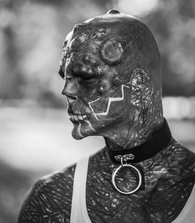 Француз, який увесь покритий татуюваннями, для створення образу ампутував собі пальці - фото 485754