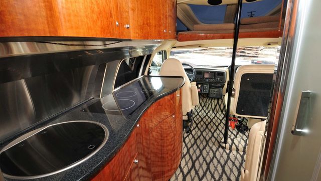 З пікапа Ford F 750 зробили величезний будинок на колесах з усім необхідним для життя - фото 485780