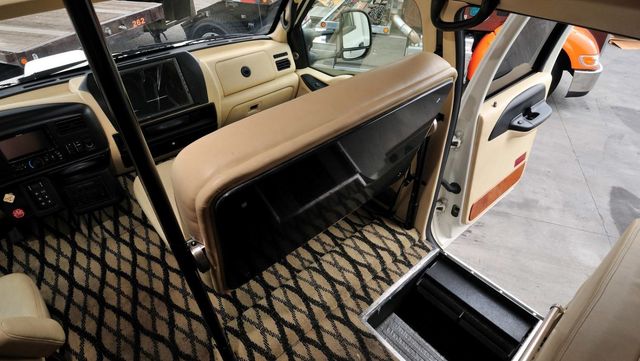 З пікапа Ford F 750 зробили величезний будинок на колесах з усім необхідним для життя - фото 485782