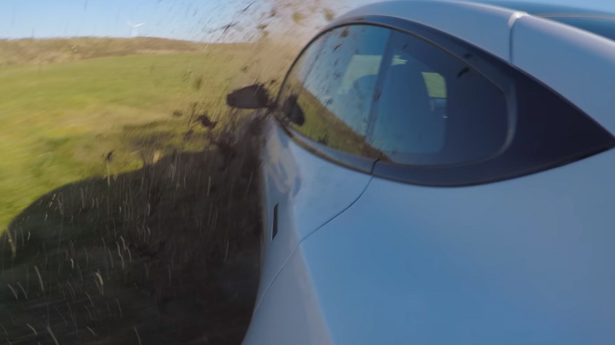 Найпотужніша Tesla Model S Plaid потрапила в аварію на гоночному треку через слабкі гальма - фото 1