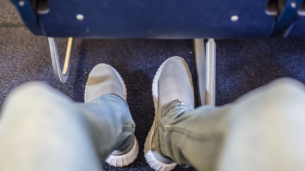 Стюардеса розповіла, яке взуття у жодному разі не можна взувати у літак - фото 1