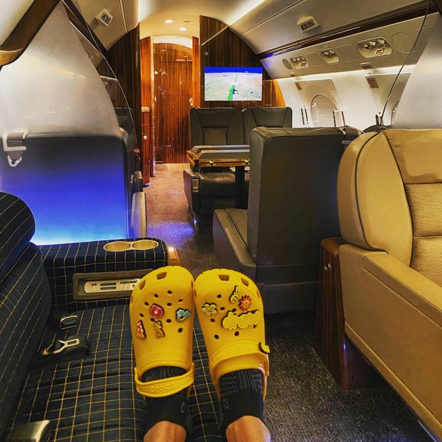 Стюардеса розповіла, яке взуття у жодному разі не можна взувати у літак - фото 485794