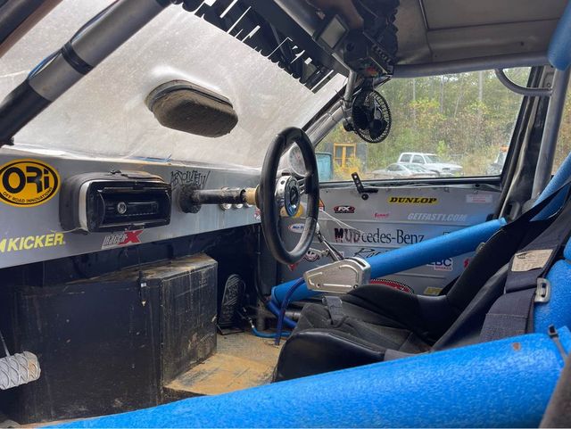 У США збудували шалений всюдихід для грязьової вечірки з класичного Mercedes-Benz - фото 485797