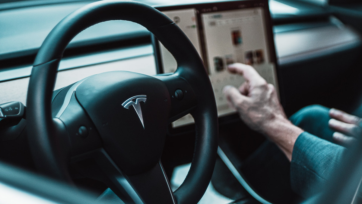 Камери Tesla слідкуватимуть за водіями під час руху - фото 1