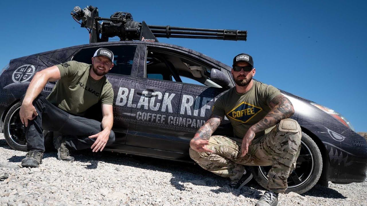 Ентузіасти побудували Tesla Model X з кулеметами та кавомашиною всередині