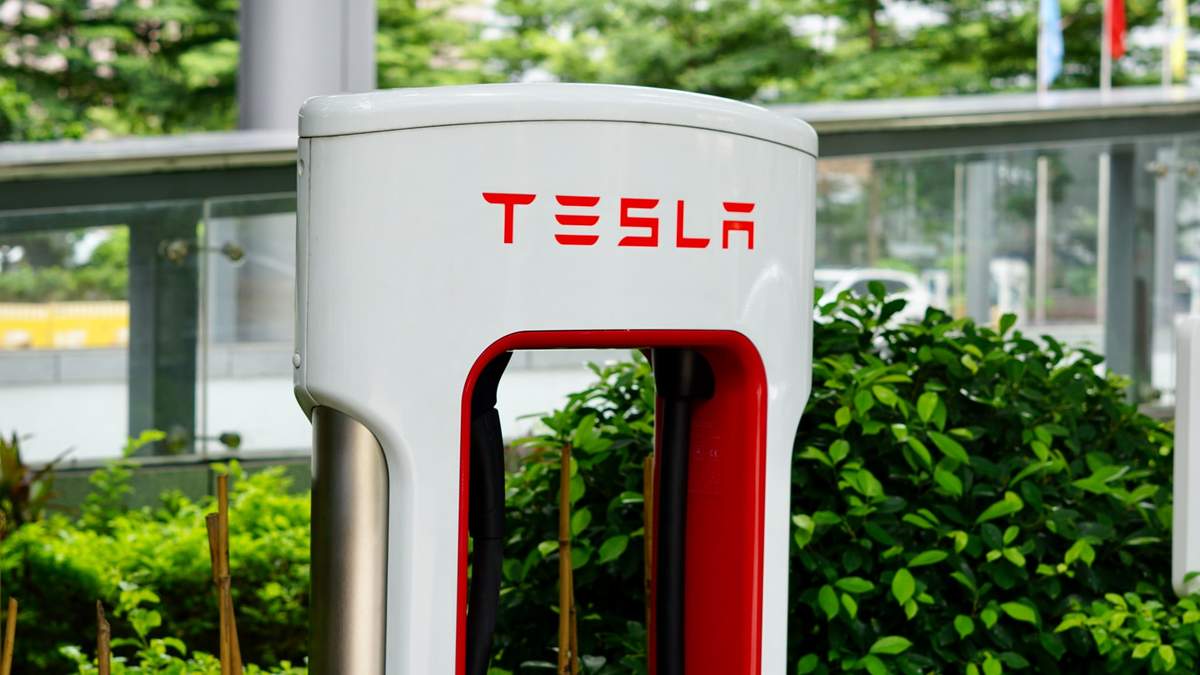 Tesla звинуватила Ford у викраденні дизайну зарядних станцій - фото 1