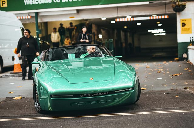 Унікальний смарагдовий Porsche виставили напоказ на вулиці - фото 486456