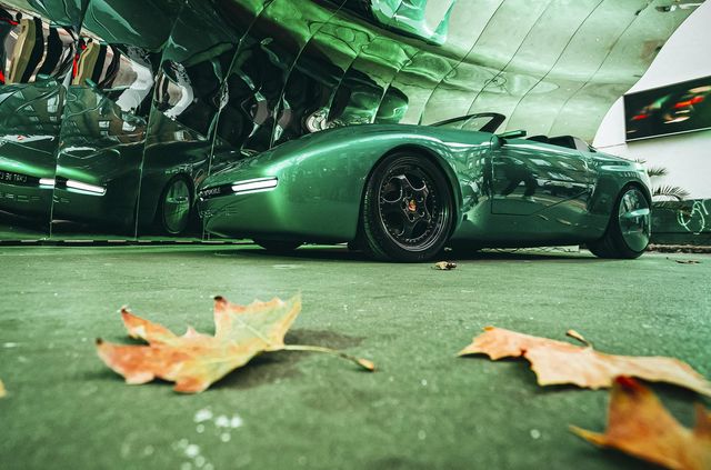 Унікальний смарагдовий Porsche виставили напоказ на вулиці - фото 486457