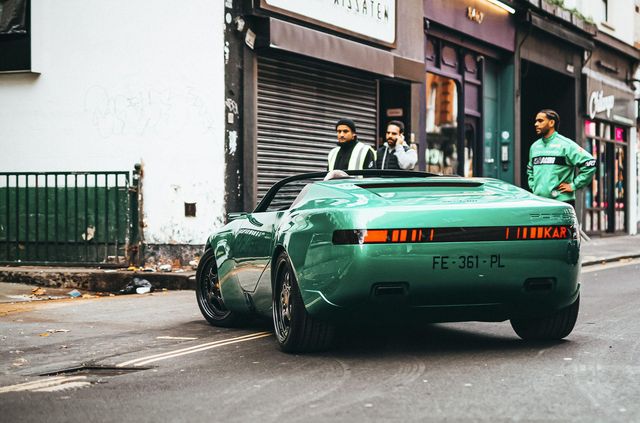 Унікальний смарагдовий Porsche виставили напоказ на вулиці - фото 486458