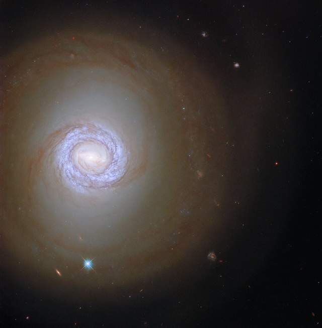 У мережі показали на унікальному фото спіральну галактику у сузір'ї Піч - фото 486489