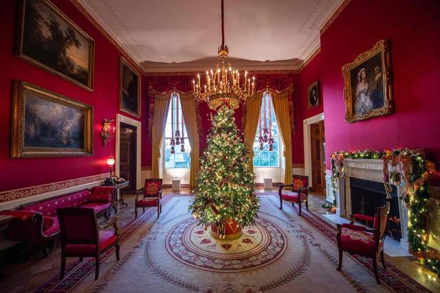 Білий дім у Вашингтоні прикрасили до Різдва: у резиденції встановили 41 ялинку - фото 486492