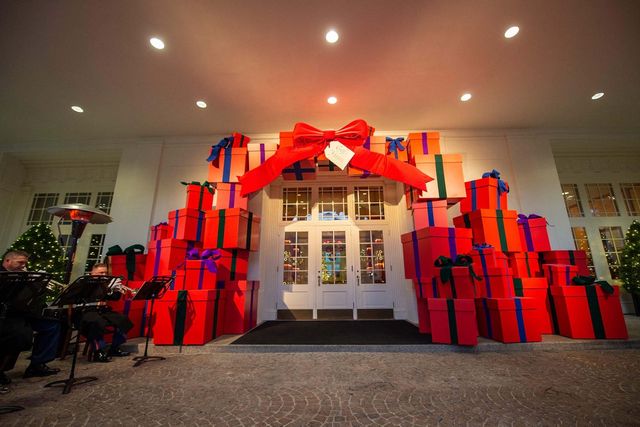 Білий дім у Вашингтоні прикрасили до Різдва: у резиденції встановили 41 ялинку - фото 486493