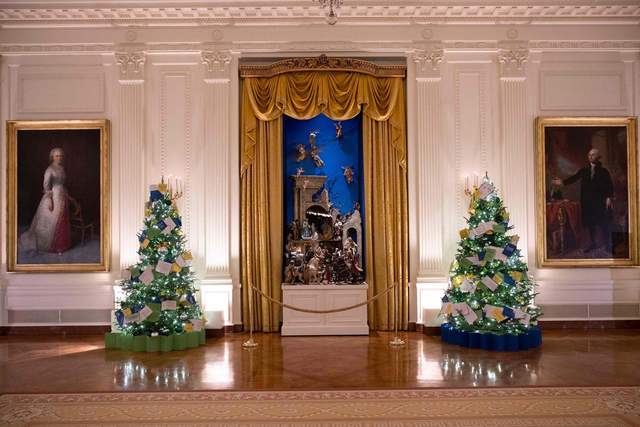 Білий дім у Вашингтоні прикрасили до Різдва: у резиденції встановили 41 ялинку - фото 486495