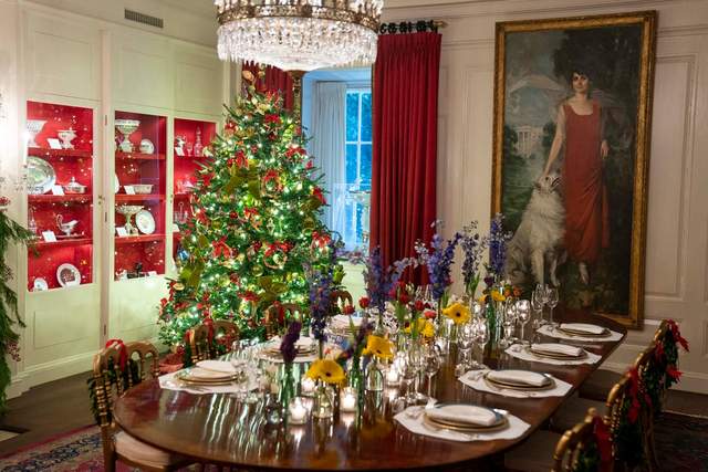 Білий дім у Вашингтоні прикрасили до Різдва: у резиденції встановили 41 ялинку - фото 486496