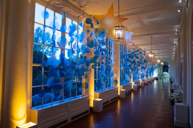 Білий дім у Вашингтоні прикрасили до Різдва: у резиденції встановили 41 ялинку - фото 486497