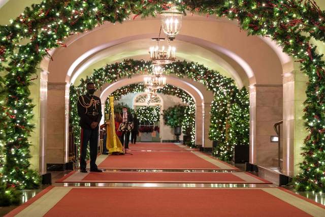 Білий дім у Вашингтоні прикрасили до Різдва: у резиденції встановили 41 ялинку - фото 486498